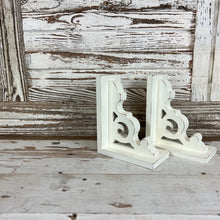 Load image into Gallery viewer, White Wooden Corbel Set