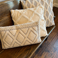 Load image into Gallery viewer, Durrie Pillow